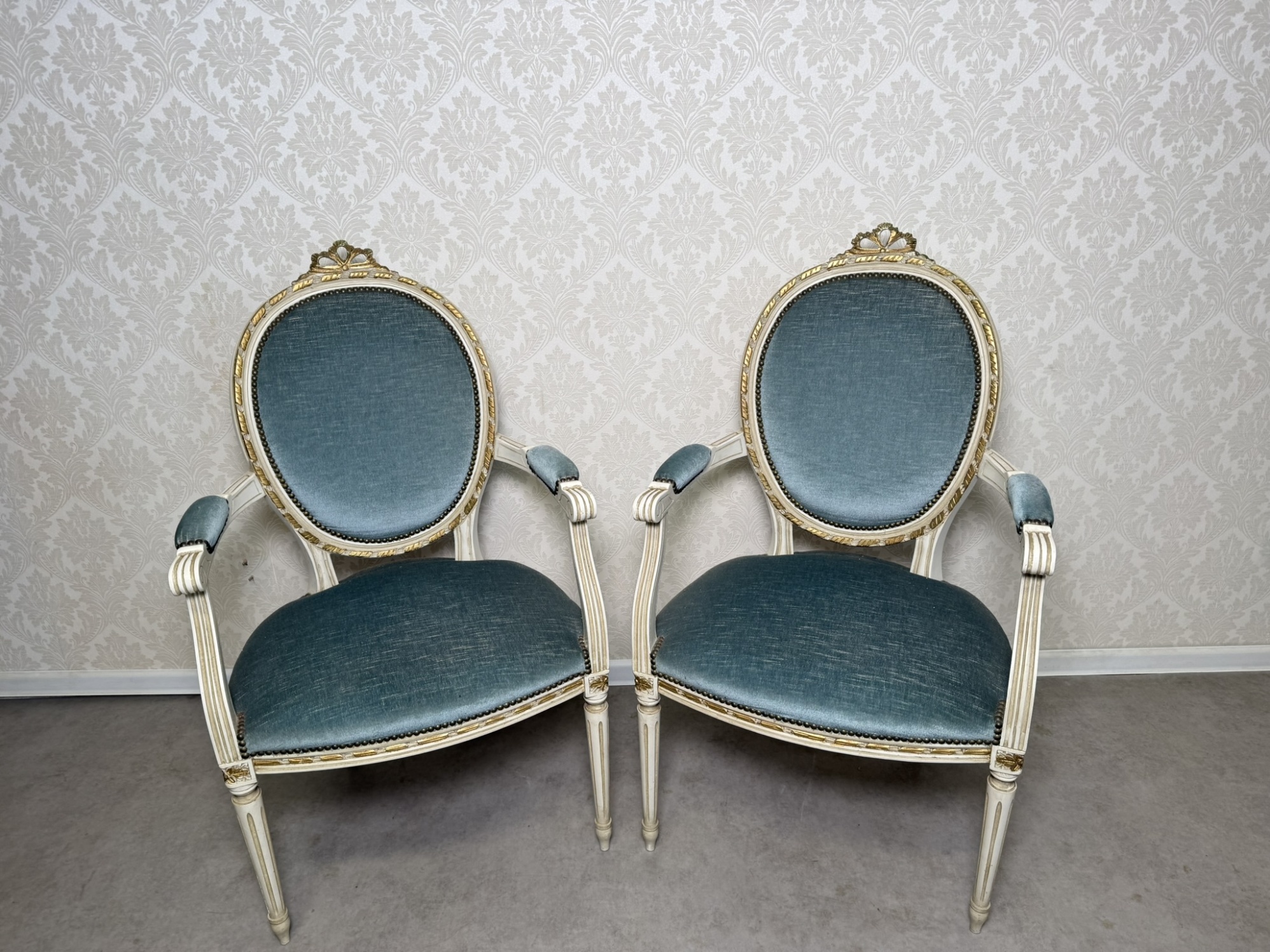 Kreslo s oválnym operadlom v bielom ráme cena za ks