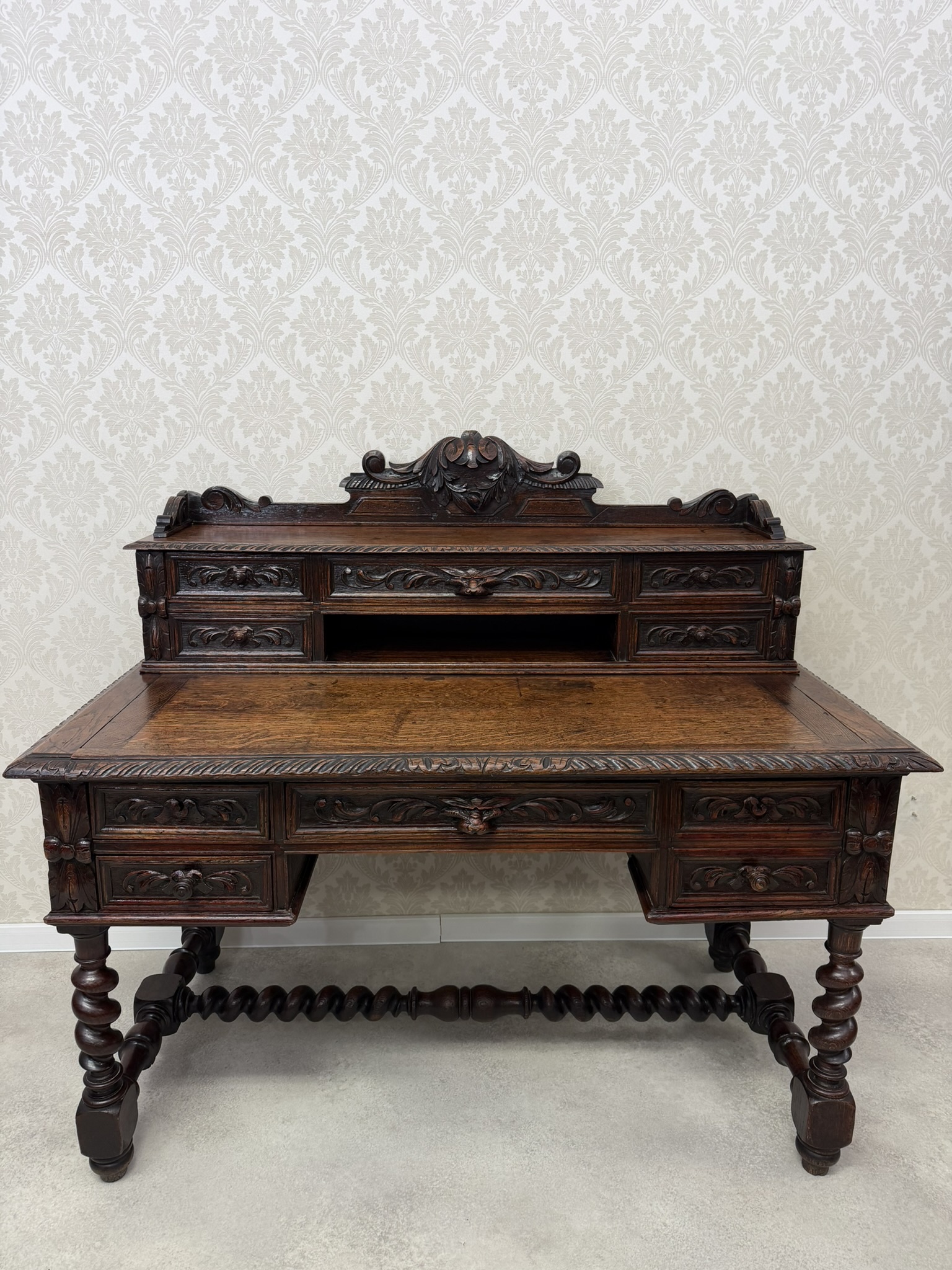 Elegantný písací stôl