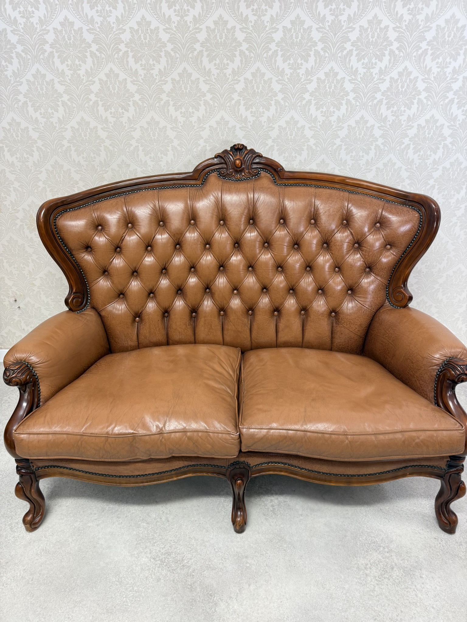 Kožená pohovka v chesterfieldovom štýle