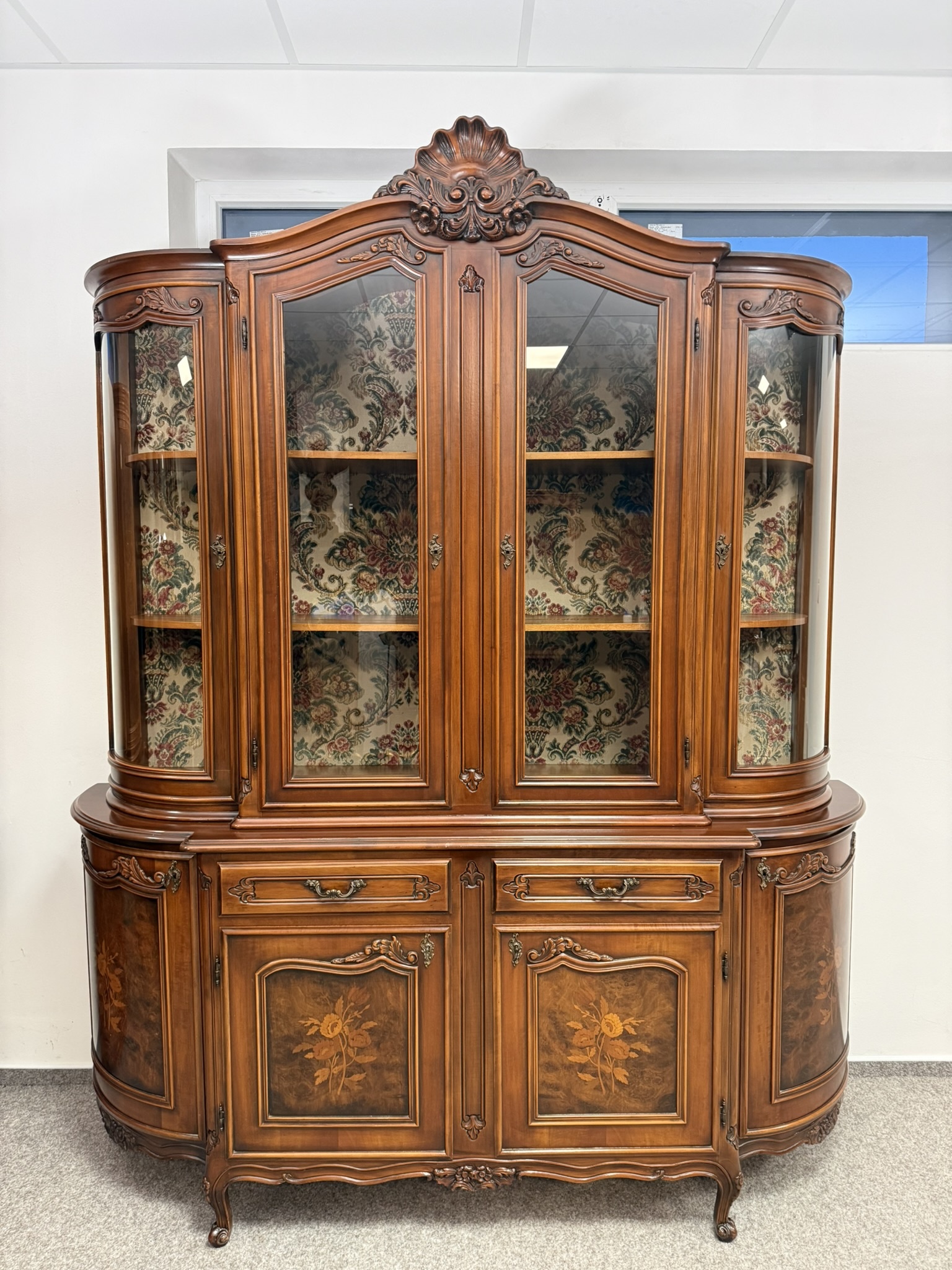 Reprezentatívna vitrína s florálnou intarziou