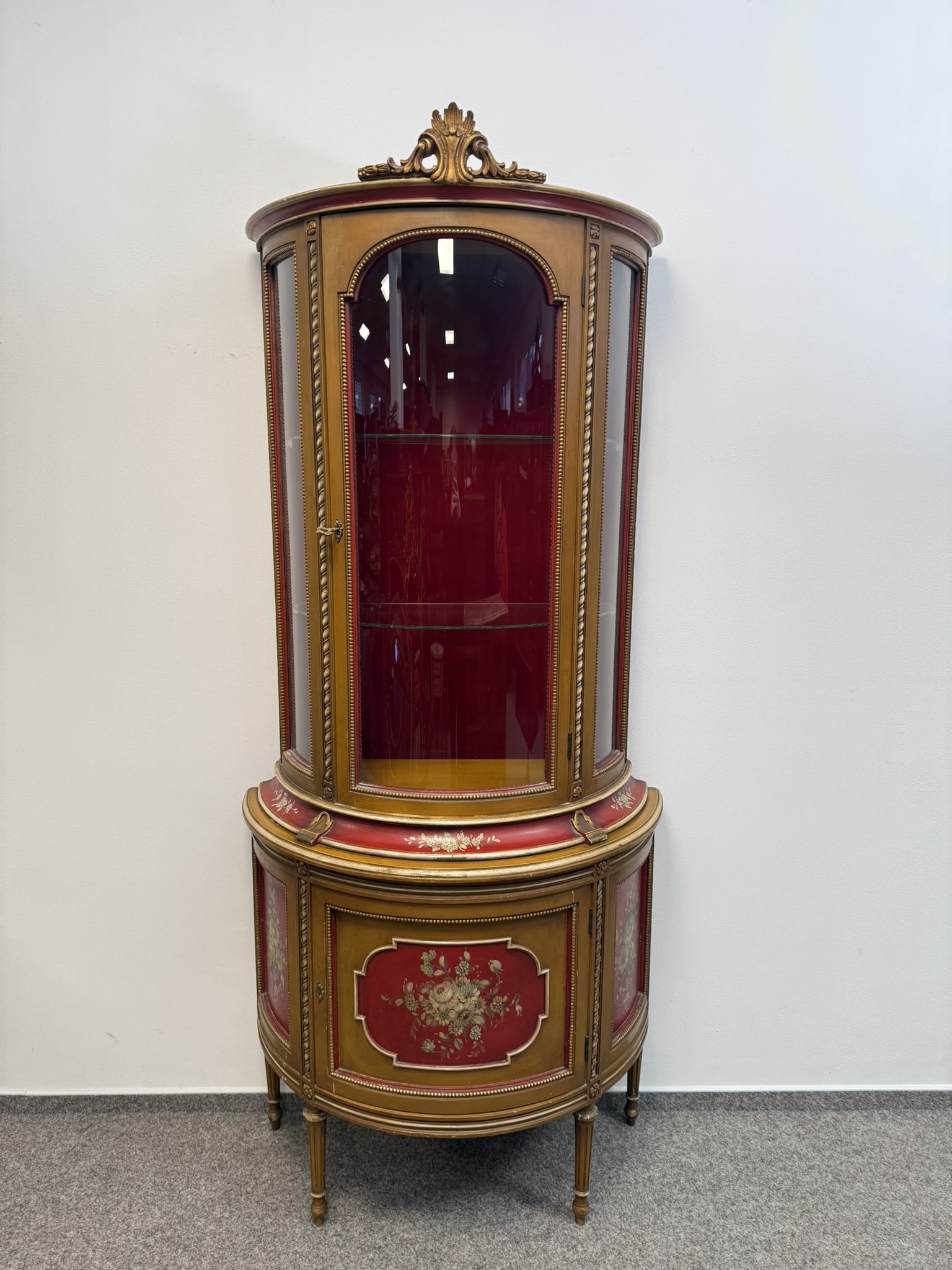 Vitrína s ručne maľovanými kvetinami