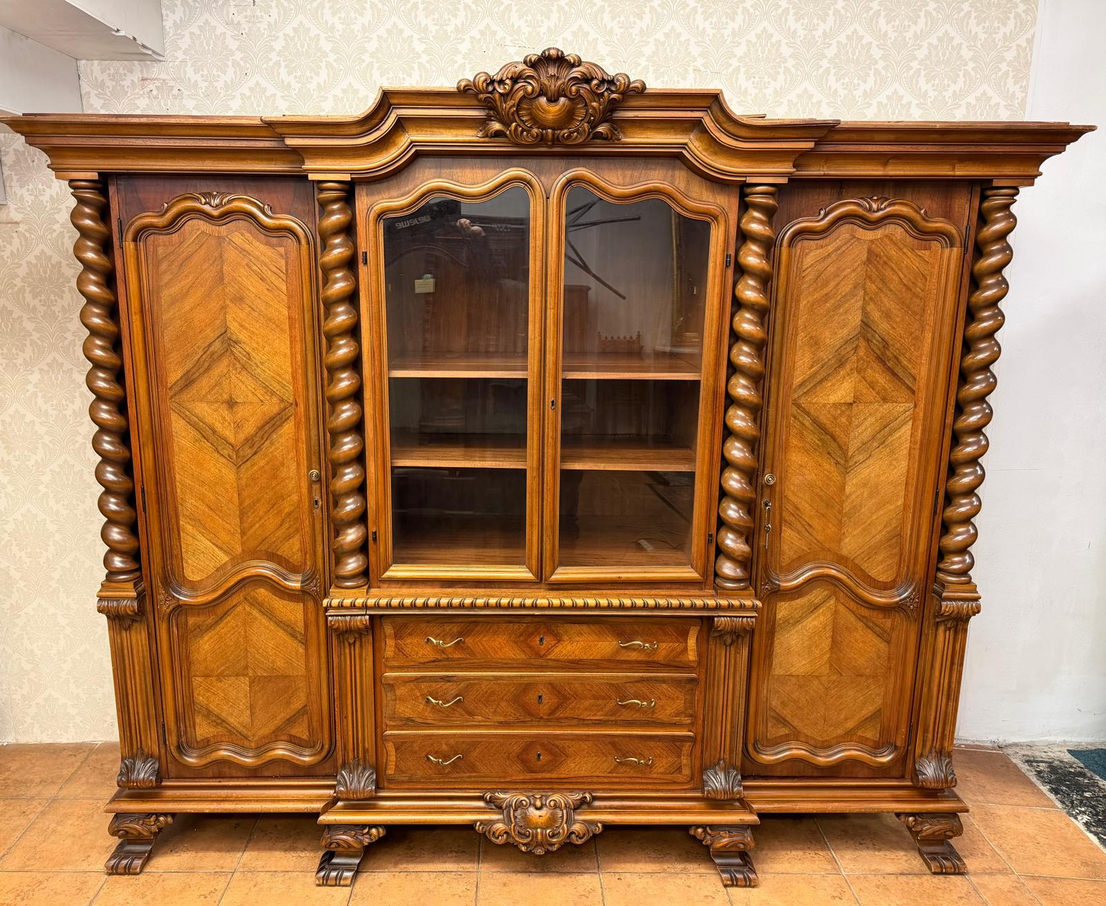 Reprezentatívna knižnica s točenými stĺpmi a presklenou strednou časťou