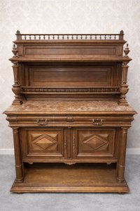 Dvojetážový príborník s mramorovou doskou