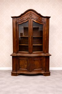 Starožitná rustikálna vitrína s ozdobnými detailmi