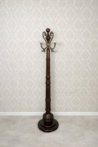 Stojací vešiak s mosadznými hákmi