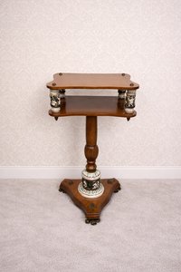 Dvojposchodový odkladací stolík