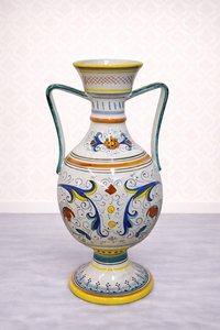 Dekoratívna váza s ornamentmi