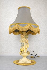 Stolová lampa s kvetinovými detailmi a strapcovým tienidlom