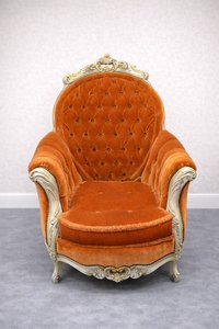 Luxusné oranžové kreslo s bielymi detailmi