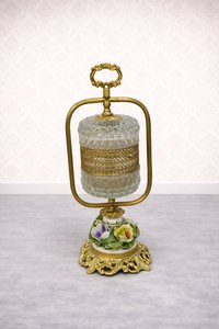 Stolová lampa je vybavená skleneným tienidlom, štýl Secesie