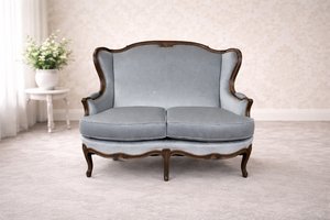 Elegantná sofa s krivkami a bohato zdobeným rámom
