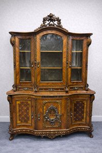 Luxusná vitrína s intarziou, bronzovými detailmi a vyrezávanými ornamentmi