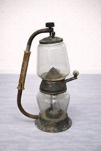 Historická petrolejová lampa s kovovým rámom a sklenenými nádobami