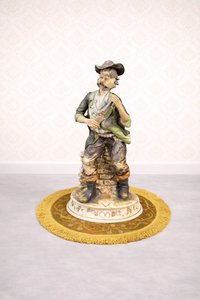 Porcelánová soška poľovníka s puškou