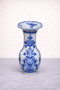 Porcelánová váza s modrým ornamentom