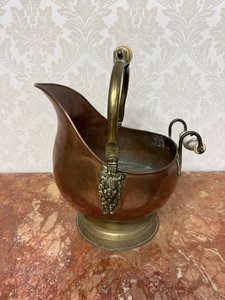 Mosadzná nádoba s porcelánovými úchytmi