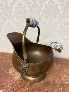 Mosadzná nádoba s porcelánovými úchytmi