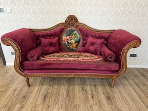 Luxusná drevená sofa s výšivkou a centrálnym medailónom