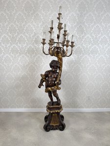 Monumentálny drevený svetlonoš s postavou anjelika, 1910