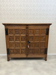 Komoda s figurálnou rezbou