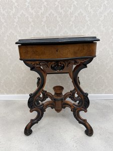 Starožitný toaletný stolík s vyrezávanými nohami a zrkadlom, 1860