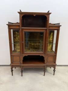 Elegantná vitrína s presklenými bokmi