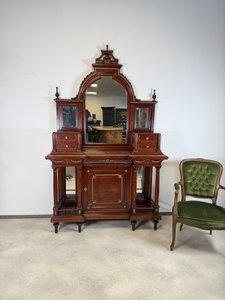 Zrkadlový kabinet s dekoratívnou rezbou