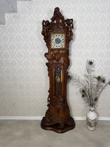 Bohato rezané stojacie hodiny s anjelikmi