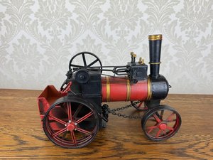 Plechový model historického parného traktora s červenými kolesami a zlatými detailmi, cena za ks h
