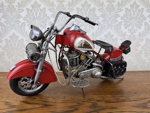 Plechový model motocykla Indian s charakteristickou nádržou a dvojitým sedlom, cena za ks