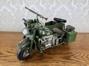 Plechový model vojenského motocykla so sajdkárou v olivovo zelenej farbe s guľometom, cena za ks