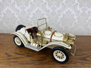 Plechový model krémového roadsteru s mosadznými detailmi a otvoreným kokpitom, cena za ks