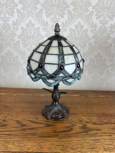 Replika stolnej lampy v štýle Tiffany s vitrážovým tienidlom, cena za ks