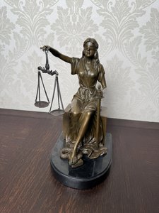 Socha Spravodlivosti – bronz na mramore