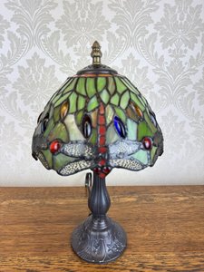 Replika stolnej lampy v štýle Tiffany s vitrážovým tienidlom v odtieňoch zelenej, cena za ks