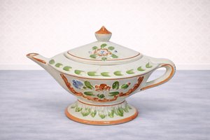 Porcelánová kanvička s kvetinovým dekorom a ozdobným viečkom