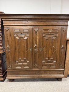 Drevená skriňa s profilovanými dvierkami