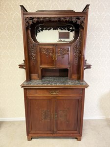 Príborníková skriňa s mramorovou doskou, zrkadlom a florálnou rezbou