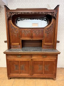 Príborník s mramorovou doskou, florálnou rezbou a zrkadlovou nadstavbou