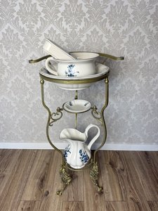 Porcelánová umývadlová súprava s modrým dekorom na kovovom stojane