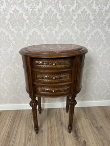 Trojuholníkový intarzovaný stolík s bronzmi a kvetinovým motívom, cena za ks