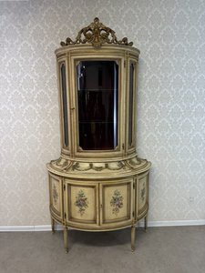 Vitrína s ručne maľovaným dekorom