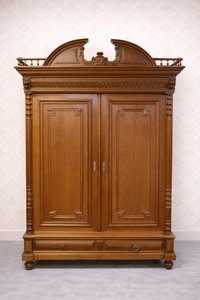 Impozantná drevená šatníková skriňa s dekoratívnym vrcholom, štýl Baroko