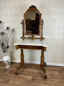 Historický toaletný stolík s mramorovou doskou a zrkadlom s jemnou patinou z konca 19. storočia