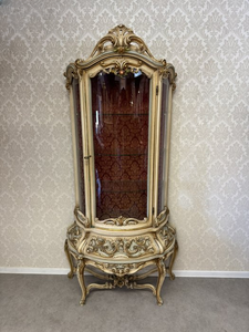 Malovaná vitrína s bohatým tvarováním