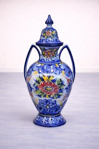 Pestrofarebná porcelánová váza s vekom