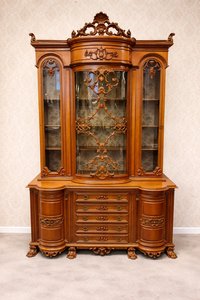 Talianska vitrína s bohatou rezbou