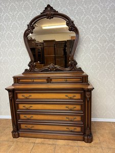 S tónovaným zrkadlom a rezanými ornamentmi
