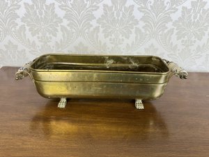 Mosadzný kvetináč na levích labkách s porcelánovými madlami