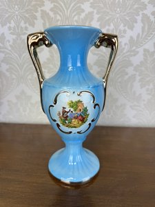 Talianska porcelánová váza s modrou glazúrou